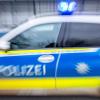 Der Fahrer eines blauen Mercedes muss sich auf Grund seines aggressiven Fahrverhaltens auf der B 286 zwischen Schweinfurt und Gerolzhofen verantworten. Die Polizei sucht weitere Geschädigte. (Symbolfoto)