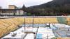Das tiefe Fundament der neuen Grundschule ist fertig.  Im Hintergrund die heutige Grundschule.