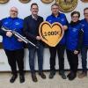 Am Spendenherz (von links): Hans-Peter Suckfüll, Georg Krauss und der Vorstand der Mühlfelder Schützen