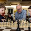  Wenn Rolf Hantelmann etwas erklärt, hören alle Kinder aufmerksam zu.