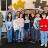 Gruppenbild der schachbegeisterten Kinder gemeinsam mit ihren Betreuerinnen und Betreuern. Gruppenbild der schachbegeisterten Kinder gemeinsam mit ihren Betreuerinnen und Betreuern.