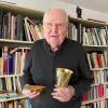 Pfarrer Paul Hilbert übergibt Kelch und Patene an seine ehemalige Pfarrei St. Peter und Paul Schweinfurt.