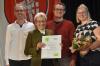 Eingerahmt von der Vorstandschaft des Röttinger Weinbauvereins Winfried Fries und Marco Karl sowie Weinprinzessin Annika I bei der Überreichung der Ehrenurkunde für Ehrenmitglied an Margot Beck.