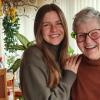 Alisia Stein (links) ist eine der ausgebildeten "ehrenamtlichen Einzelpersonen", hier mit ihrer Oma Irene Geuter. Bei ihr kann sie wegen der nahen Verwandtschaft nicht arbeiten, sie hilft in der Nachbarschaft.