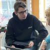 Der Schüler Nils Ullok gibt Seniorin Augusta Löffler Tipps für den Umgang mit ihrem Smartphone. Der Schüler Nils Ullok gibt Seniorin Augusta Löffler Tipps für den Umgang mit ihrem Smartphone.