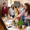 Den Anfang machte ein Kurs von Sonja Lanig (vorne rechts) und Jennie Spiller über Wild- und Heilkräuter aus dem Klostergarten - Naturkosmetik selbst herstellen.