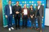 Auf dem Foto (von links): Sven Laumer (Verbands-Schiedsrichterobmann), Michael Oschmann (CEO Das Örtliche/SELLWERK), Ludwig Bauer, Julia Freimann (Beisitzerin Bezirks-Schiedsrichterausschuss Unterfranken), Robert Schraudner (BFV-Vizepräsident).