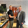 Landrat Thomas Bold (rechts) gemeinsam mit Juniorchef Nicolas Borst nach der Vertragsunterzeichnung