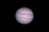 Derzeit als hell leuchtender Punkt hoch am Winterhimmel sichtbar: der 725 Millionen Kilometer entfernte Gasplanet Jupiter. Auf dem Bild sind Wolkenstrukturen sowie der Schatten einer seiner Monde erkennbar.