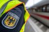 Die Polizei fahndet weiterhin nach einem Mann, der in Kitzingen einen ICE per Nothammer-Einsatz zum Halten gezwungen hat (Symbolbild). 