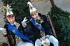 Das Schweinfurter Prinzenpaar Thorsten Schmälzle und Frank Fischer (rechts) üben schonmal Bonbon-Werfen für den Faschingszug am Faschingsdienstag.  