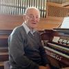 Fritz Klein an der Orgel in der Michaeliskirche Nenzenheim.