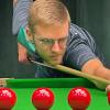 Lukas Lubczyk konzentriert sich am Snookertisch: Der 25-Jährige ist Vorsitzender des Pool & Snooker Verein (PSV) Würzburg und einer von fünf Trainern. Seitdem der Klub ein neues Domizil in der Otto-Hahn-Straße im Gewerbegebiet Veitshöchheimer Straße bezogen hat, blüht das Vereinsleben auf.