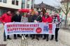Am Freitag machten Vertreter der IG Metall und Betriebsräte von Marktheidenfelder Unternehmen am Busbahnhof auf ihre Forderungen aufmerksam.