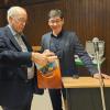 Der Theologe Dr. Michael Bauer stellte im ÖZ anschaulich die verschiedenen Gruppierungen kirchlicher Gemeinschaften dar, die sich nach Tod und Auferstehung von Jesus entwickelten. Freundeskreis-Vorsitzender Dr. Jochen Scheidemantel (links) bedankt sich beim Referenten. Der Theologe Dr. Michael Bauer stellte im ÖZ anschaulich die verschiedenen Gruppierungen kirchlicher Gemeinschaften dar, die sich nach Tod und Auferstehung von Jesus entwickelten. Freundeskreis-Vorsitzender Dr. Jochen Scheidemantel (links) bedankt sich beim Referenten.