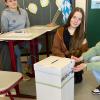 Vor der Stimmabgabe wird die Wahlurne versiegelt. Vor der Stimmabgabe wird die Wahlurne versiegelt.