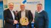 Symbolische Scheckübergabe. Mario Lory, 1. Vorsitzender, Christian Wolf, Präsident des Rotary Clubs Bad Kissingen, Daniel Thiel, Leiter und Geschäftsführer der Wissenswerkstatt.