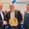 Symbolische Scheckübergabe. Mario Lory, 1. Vorsitzender, Christian Wolf, Präsident des Rotary Clubs Bad Kissingen, Daniel Thiel, Leiter und Geschäftsführer der Wissenswerkstatt.