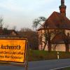 Bei der Kirche in Aschenroth müssen noch die Fenster gemacht werden.