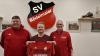 Marcel Schmitt (Mitte) wird in der kommenden Saison neuer Trainer des SV Rödelmaier. Darüber freuen sich Abteilungsleiter Christian Bauer (links) und Vorsitzender Joachim Rohmfeld (rechts).