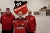 Marcel Schmitt (Mitte) wird in der kommenden Saison neuer Trainer des SV Rödelmaier. Darüber freuen sich Abteilungsleiter Christian Bauer (links) und Vorsitzender Joachim Rohmfeld (rechts).