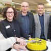 Versammelten sich um die Geburtstagstorte: (von links) die Mitarbeiterinnen im Bockleter Lädle, Barbara Lorenz und Hiltrud Riedel, Bürgermeister Andreas Sandwall, Thomas Beck (Geschäftsführer der Staatsbad und Touristik Bad Bocklet GmbH), Christian Barthel (Deutsche Post) sowie Gabriele Schulz (Regionale Politikbeauftragte Hessen und Unterfranken Deutsche Post).