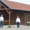 Mitglieder des CSU-Ortsverbandes haben 2024 verschiedene Renovierungsarbeiten am Grillplatz am Auberg vorgenommen. Auf dem Bild zu sehen sind der stellvertretende Ortsverbandsvorsitzende Rainer Schäfer (links) und der Vorsitzende Theo Dittmaier. 