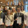 Staatspreise für ihre guten Noten herhielten (hinten von links): Thi Tuyet Nguyen, Alisa Hochgesang, Katharina Bailey, (Mitte, von links) Jana Haupt, Stefanie Durmatov, Sabrina Fischer und (vorne, von links) neben Thomas Leiner, Vorsitzender des Berufsschul-Fördervereins, Timo Reisenleiter, Mona Häckner, Nils Benkert und Nils Diller.