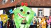 Mit 34 Gruppen aus acht Gemeinden begeisterte der Helmstadter Faschingszug über tausend Zuschauer. Eine Demonstration an Farbenpracht und Ideenreichtum, die die Straßen der Marktgemeinde in eine pulsierende Feiermeile verwandelte.
