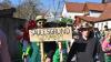 Mit 34 Gruppen aus acht Gemeinden begeisterte der Helmstadter Faschingszug über tausend Zuschauer. Eine Demonstration an Farbenpracht und Ideenreichtum, die die Straßen der Marktgemeinde in eine pulsierende Feiermeile verwandelte.
