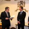 Bürgermeister Wolfgang Lampe (links) vereidigte Volker Löblein als Feldgeschworenen für Custenlohr im Beisein von (von links) Erich Schirmer, Günther Löblein und Obmann Friedrich Endreß.