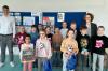 Kundenberater Jakob Düchs, die Siegerinnen und Sieger der Grundschule Gaukönigshofen und Schulleitung Kerstin Stiller.