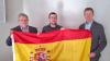 Pfarrer Oliver Habiger (rechts) und Kirchenältester Martin Fünkner (links) dankten Missionar Jakob Kress für den Besuch in der evangelischen Kirchengemeinde, der auf seinem Infotisch neben der spanischen Flagge noch „typisches von der iberischen Halbinsel“ und Infomaterial präsentierte.