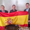 Pfarrer Oliver Habiger (rechts) und Kirchenältester Martin Fünkner (links) dankten Missionar Jakob Kress für den Besuch in der evangelischen Kirchengemeinde, der auf seinem Infotisch neben der spanischen Flagge noch „typisches von der iberischen Halbinsel“ und Infomaterial präsentierte.