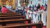 Faschings-Familiengottesdienst in der Urspringer Kirche. Am Ende zieht Simone Sommer mit den Kindern in einer Polonaise aus der Kirche aus.