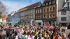Tausende Menschen besuchen am Dienstag 04.03.25 den Kitzinger Landkreisumzug durch die Innenstadt von Kitzingen.