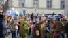 Mehr als 400 Menschen liefen bei dem Zug mit und mehrere Tausend Menschen schauten am Straßenrand zu. 