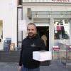 Holger Scheit mit einer Schachtel für To good to go
