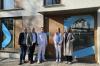Landrat Thomas Eberth hieß Dr. Steffen Gröne und sein Team in den neuen Räumlichkeiten in der Zeppelinstraße 65 in Würzburg willkommen (von links): Michael Pfab (Verwaltungs- und Betriebsleiter der Senioreneinrichtungen des Landkreises Würzburg), Landrat Thomas Eberth, Dr. Steffen Gröne, Mona Zaitri (Medizinische Fachangestellte) und Stephanie Sauer (Projektleitung Brückner & Brückner Architekten).