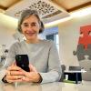 Birgit Wahl bringt im Digi Cafe 60+ in Gerolzhofen in der Stadtbibliothek älteren Menschen bei, wie sie für sich die Vorteile der Digitalisierung nutzen können.