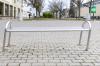 Diese schiefe Bank steht an der Würzburger Keesburg. Mehrfach haben falsch parkende Autos sie beschädigt. Jetzt gibt es eine neue Strategie der Stadt.