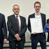 Bei der Verleihung des VDI-Nachhaltigkeitspreises (von links): Jan Wiedemann (Leiter Konzerninnovation und Werkstoffentwicklung bei Wirthwein), Kurt Gebert (Vorsitzender des VDI-Fachbereichs Kunststofftechnik), THWS-Absolvent Rick Hümmert und Prof. Dr. Johannes Krückel von der Fakultät Kunststoff- und Vermessungstechnik der THWS.