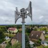 ARCHIV - 09.09.2024, Brandenburg, Petersdorf: Eine moderne Sirene ist über einem Dorf zu sehen. (Symbolbild)