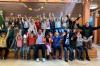 Links in der Mitte Lehrerin Stephanie Hemm und ihre zweite Klasse, unten in der unteren Reihe Tänzer Marco Jodes (LTTA) und Nicole Assmann (Schulleitung), rechts in der Mitte ist Helene Stiegler (Lehrerin 3. Klasse)