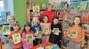 Die Kinder sind stolz auf ihren Erfolg und präsentieren ihren Bibliotheksführerschein.