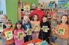 Die Kinder sind stolz auf ihren Erfolg und präsentieren ihren Bibliotheksführerschein.