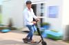 Schulleiter Frank Hortig aus Kaufbeuren hat gerade besonders viel zu tun. Ein E-Scooter hilft ihm, Zeit zu sparen.