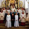 In der wunderschönen, renovierten Wallfahrtskirche „Maria Schmerz“ in Eggenbach empfingen – erstmals nach 28 Jahren wieder – am Ostermontag bei herrlichem Sonnenschein insgesamt sieben Kinder aus den Gemeinden Eggenbach, Freiberg, Döringstadt und Neudorf die heilige Erstkommunion. Die Kinder zelebrierten den festlichen Gottesdienst zusammen mit Pfarrer Rudolf Scharf. Anstelle einer Predigt führten die Kommunionkinder ein Sprechspiel zum Thema „Sonnenblume“ auf. Zusätzlich zu den festlichen Orgelklängen sorgte die Sängerin Lisa Ultsch für Gänsehaut-Feeling bei den Kommunioneltern und Gästen. Der offizielle Teil dieses für die Kinder aufregenden Tages endete am Nachmittag mit einer kleinen Dankandacht.