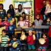 Nützliche und pädagogisch wertvolle Ostergeschenke: Mit Spielsachen, Musikinstrumenten und Küchengeräten im Wert von 2500 Euro überraschte der Elternbeirat der Kathi-Baur-Tagesstätte Altenkunstadt Kinder und Erzieherinnen. Mit den Beschenkten freuten sich (v. re.) Vorsitzender Marco Schmitt, seine Stellvertreterin Martina Mirwald, Schatzmeisterin Anja Korzendorfer und Kita-Leiterin Claudia Spieler.