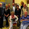 Blumen zum Geburtstag: Mit einer Vielzahl an Gratulanten feierte Johanna Schöpf (mit Blumen) ihren 90. Geburtstag. Glückwünsche sprachen Zweiter Bürgermeister Klaus Krügl und von der Heimleitung Beate Grünewald (v. li.) aus. Ihr Enkel Uwe (hinter ihr), sowie Angehörige, Vereinsvertreter und Margarete Sonnabend, Vorsitzende des Heimbeirats (Rollstuhl), gratulierten herzlich.